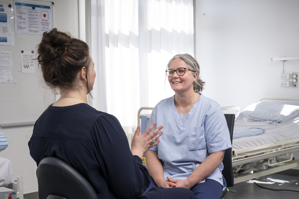 Sygeplejerske Charlotte til højre og Cecilie til venstre.