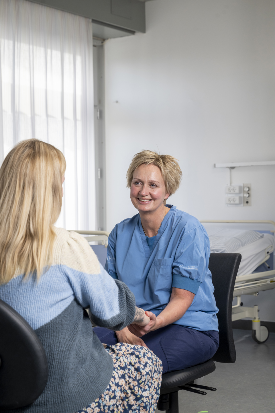 Sygeplejerske Lone til højre og Jeanette til venstre.