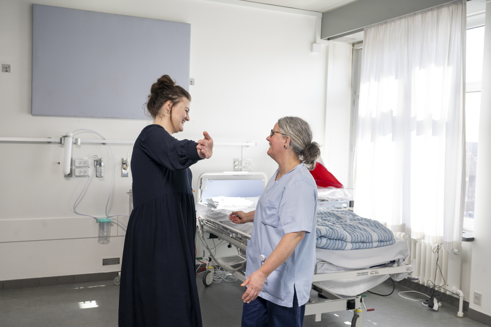 Sygeplejerske Charlotte til højre og Cecilie til venstre.