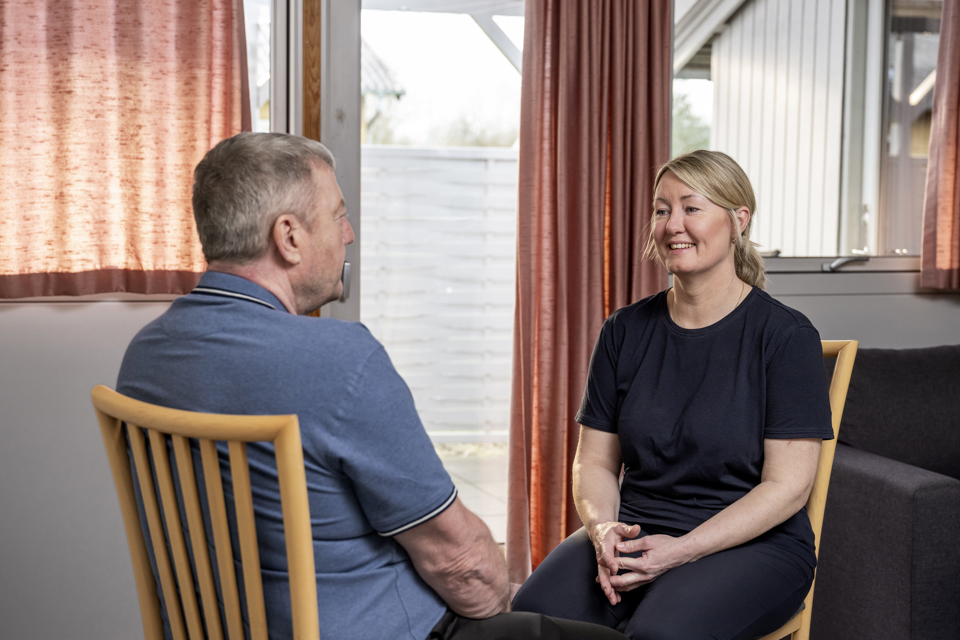 Sygeplejerske Tina til højre og Torben til venstre.