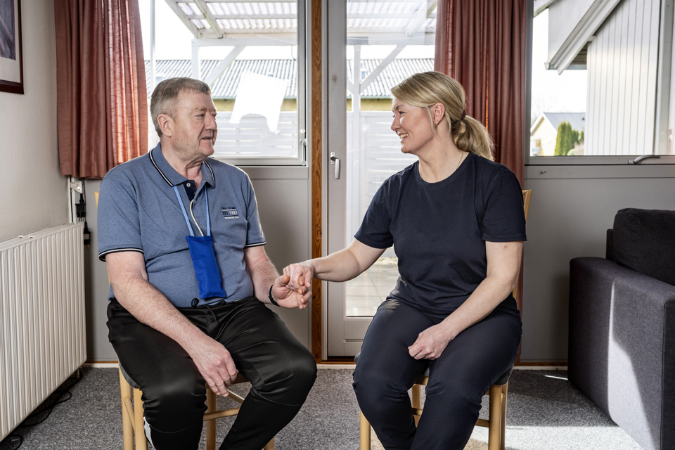 Torben til venstre og sygeplejerske Tina til højre.